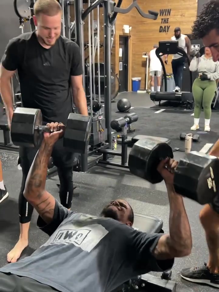 杰伦-格林用两个43公斤哑铃做卧推有吧友能超过他吗